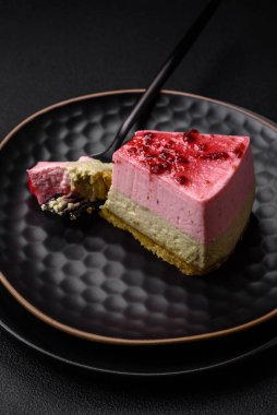 Ahududu ve şam fıstığı aromalı lezzetli tatlı cheesecake.