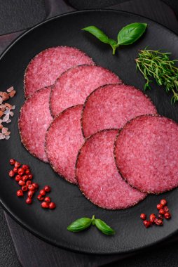 Tuz, biber, baharat ve çimento kaplı nefis tütsülenmiş salam sosisi.