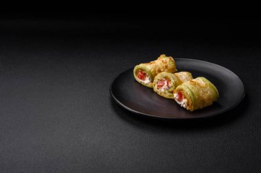 Lezzetli sağlıklı vejetaryen sebze rulosu kabak, domates, biber ve baharatlı ve çimento kaplı bir sos.