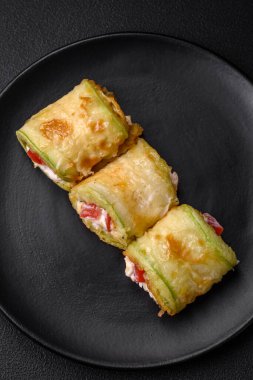 Lezzetli sağlıklı vejetaryen sebze rulosu kabak, domates, biber ve baharatlı ve çimento kaplı bir sos.