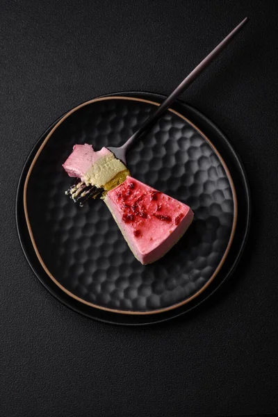 Heerlijke Zoete Dessert Cheesecake Met Frambozen Pistache Smaak Getextureerde Beton — Stockfoto
