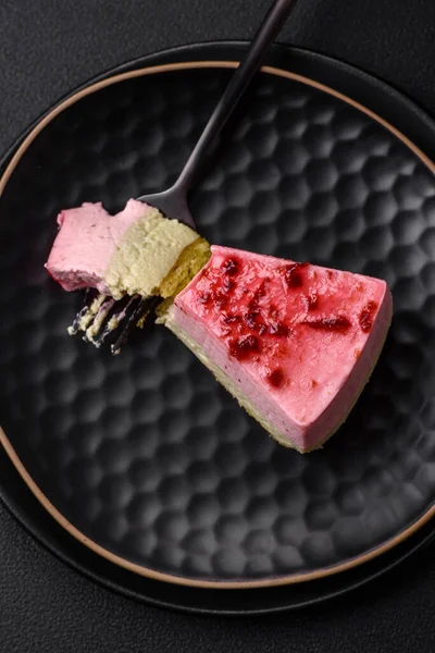 Heerlijke Zoete Dessert Cheesecake Met Frambozen Pistache Smaak Getextureerde Beton — Stockfoto