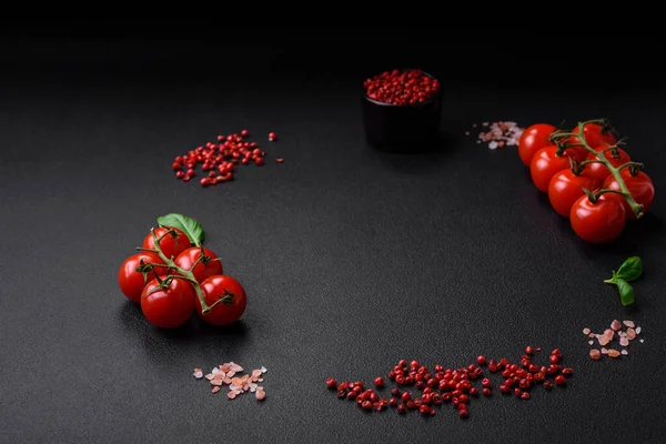 Ingredientes Para Cozinhar Tomates Cereja Sal Especiarias Ervas Fundo Concreto — Fotografia de Stock