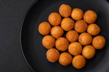 Ekmekli mozarella, tuz, baharat ve çimento kaplı lezzetli patates topları.