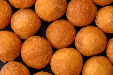 Ekmekli mozarella, tuz, baharat ve çimento kaplı lezzetli patates topları.