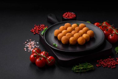 Ekmekli mozarella, tuz, baharat ve çimento kaplı lezzetli patates topları.