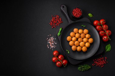 Ekmekli mozarella, tuz, baharat ve çimento kaplı lezzetli patates topları.