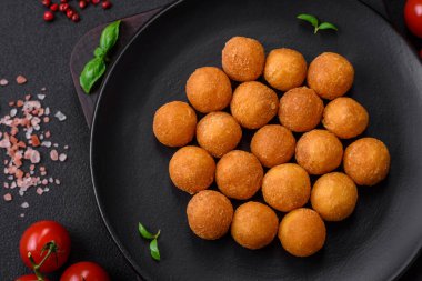 Ekmekli mozarella, tuz, baharat ve çimento kaplı lezzetli patates topları.