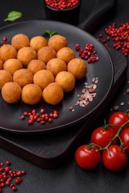 Ekmekli mozarella, tuz, baharat ve çimento kaplı lezzetli patates topları.