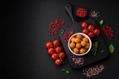 Ekmekli mozarella, tuz, baharat ve çimento kaplı lezzetli patates topları.