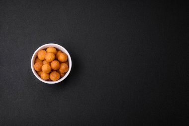 Ekmekli mozarella, tuz, baharat ve çimento kaplı lezzetli patates topları.