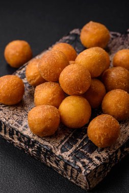 Ekmekli mozarella, tuz, baharat ve çimento kaplı lezzetli patates topları.