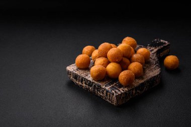 Ekmekli mozarella, tuz, baharat ve çimento kaplı lezzetli patates topları.