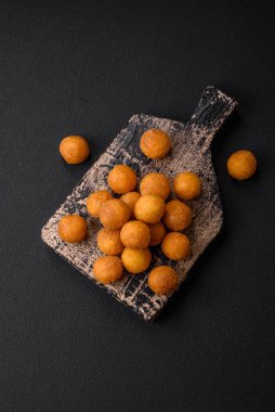 Ekmekli mozarella, tuz, baharat ve çimento kaplı lezzetli patates topları.