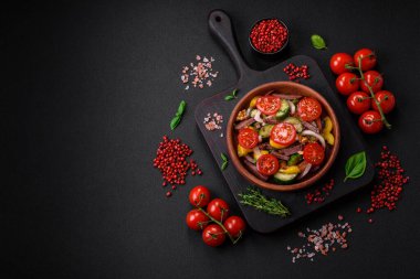Biftek dilimli taze salata, kiraz domatesleri, tatlı biber, tuz, baharat ve çimento kaplı otlar.