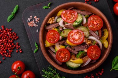 Biftek dilimli taze salata, kiraz domatesleri, tatlı biber, tuz, baharat ve çimento kaplı otlar.