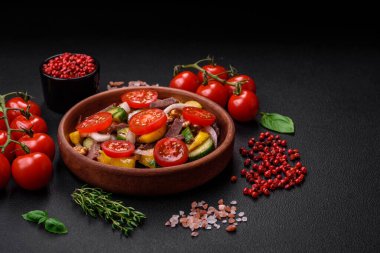 Biftek dilimli taze salata, kiraz domatesleri, tatlı biber, tuz, baharat ve çimento kaplı otlar.