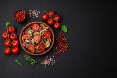 Biftek dilimli taze salata, kiraz domatesleri, tatlı biber, tuz, baharat ve çimento kaplı otlar.