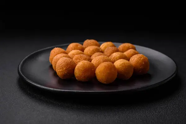 Смачні Смажені Картопляні Кульки Запеченою Моцарелою Сіллю Спеціями Травами Темному — стокове фото
