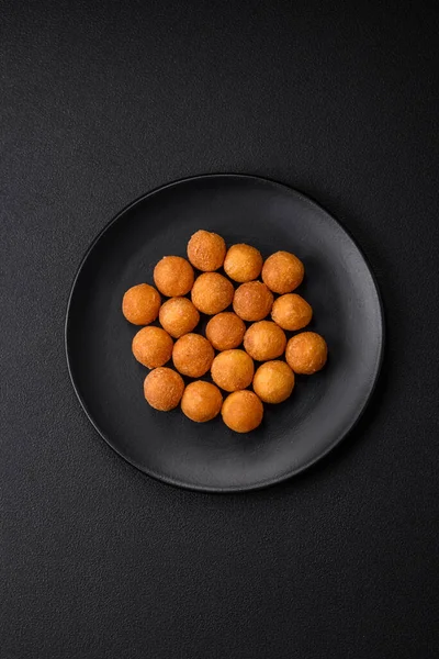 Délicieuses Boulettes Pommes Terre Frites Avec Mozzarella Panée Sel Épices — Photo