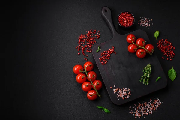 Ingredientes Para Cocinar Tomates Cherry Sal Especias Hierbas Sobre Fondo —  Fotos de Stock
