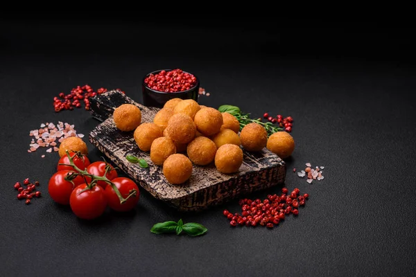 Вкусные Жареные Картофельные Шарики Панировкой Моцарелла Соль Специи Травы Темном — стоковое фото