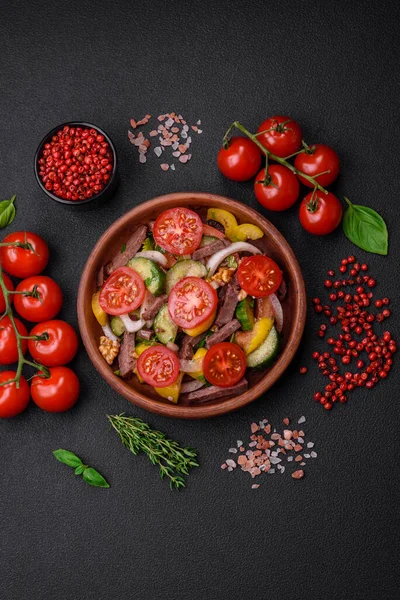 Biftek dilimli taze salata, kiraz domatesleri, tatlı biber, tuz, baharat ve çimento kaplı otlar.