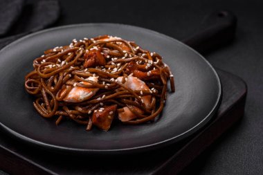 Kaynamış kaplan karidesli, tuzlu, baharatlı ve mantarlı lezzetli karabuğday eriştesi.