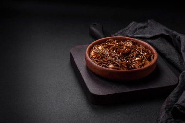 Kaynamış kaplan karidesli, tuzlu, baharatlı ve mantarlı lezzetli karabuğday eriştesi.