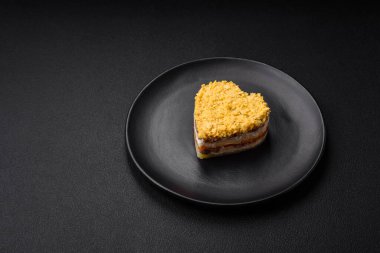 Lezzetli taze mimoza salatası, konserve balık, yumurta, moinese, peynir, tuz ve baharatlar koyu beton arka planda.