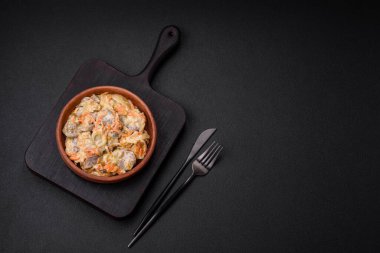 Lezzetli haşlanmış biftek ya da havuç, soğan, ekşi krema ve baharatlı seramik tabakta dilimlenmiş domuz dili.