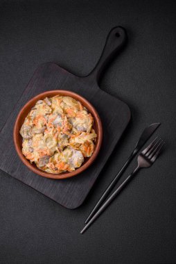 Lezzetli haşlanmış biftek ya da havuç, soğan, ekşi krema ve baharatlı seramik tabakta dilimlenmiş domuz dili.