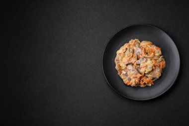 Lezzetli haşlanmış biftek ya da havuç, soğan, ekşi krema ve baharatlı seramik tabakta dilimlenmiş domuz dili.