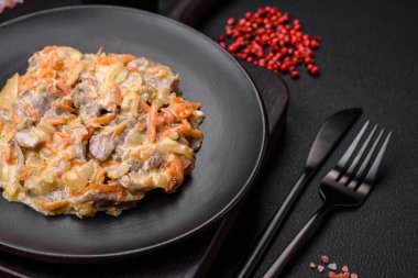 Lezzetli haşlanmış biftek ya da havuç, soğan, ekşi krema ve baharatlı seramik tabakta dilimlenmiş domuz dili.