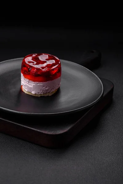 Heerlijke Verse Zoete Cheesecake Cake Met Bessen Rode Kleur Gelei — Stockfoto