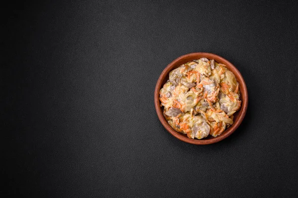 Lezzetli Haşlanmış Biftek Havuç Soğan Ekşi Krema Baharatlı Seramik Tabakta — Stok fotoğraf
