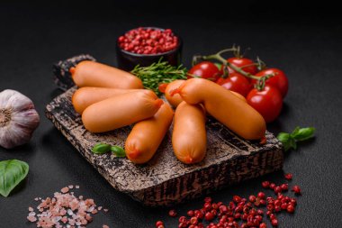 Tuzlu, baharatlı ve çimento kaplı lezzetli haşlanmış sosisler.