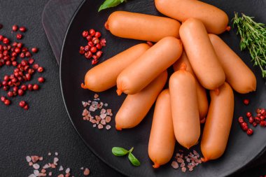 Tuzlu, baharatlı ve çimento kaplı lezzetli haşlanmış sosisler.