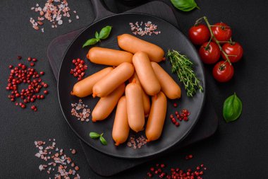 Tuzlu, baharatlı ve çimento kaplı lezzetli haşlanmış sosisler.