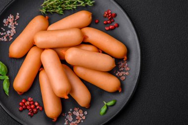 Tuzlu, baharatlı ve çimento kaplı lezzetli haşlanmış sosisler.