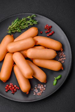 Tuzlu, baharatlı ve çimento kaplı lezzetli haşlanmış sosisler.