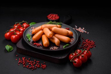 Tuzlu, baharatlı ve çimento kaplı lezzetli haşlanmış sosisler.