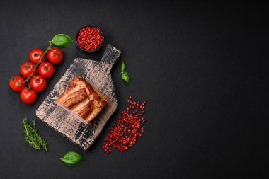 Lezzetli kalori tütsülenmiş pastırma, tuz, baharat ve çimento kaplı otlar.