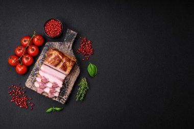 Lezzetli kalori tütsülenmiş pastırma, tuz, baharat ve çimento kaplı otlar.