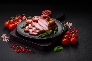 Lezzetli kalori tütsülenmiş pastırma, tuz, baharat ve çimento kaplı otlar.