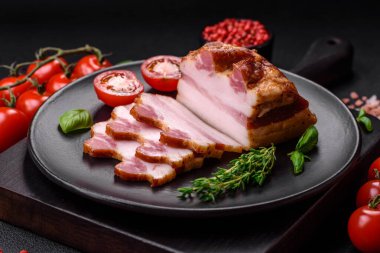 Lezzetli kalori tütsülenmiş pastırma, tuz, baharat ve çimento kaplı otlar.