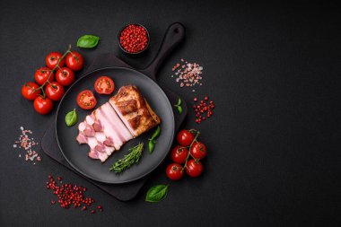 Lezzetli kalori tütsülenmiş pastırma, tuz, baharat ve çimento kaplı otlar.