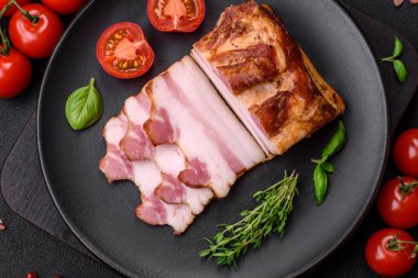 Lezzetli kalori tütsülenmiş pastırma, tuz, baharat ve çimento kaplı otlar.