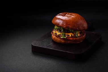 Sulu sığır pirzolası, peynir, domates, tuz, baharat ve otlu hamburgerler.