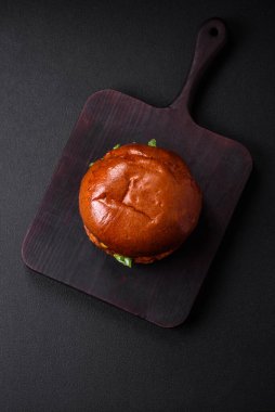 Sulu sığır pirzolası, peynir, domates, tuz, baharat ve otlu hamburgerler.